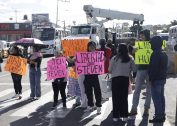 Bloquean vialidad en Totimehuacán; familiares de Hugo N. y Steven N. exigen su liberación