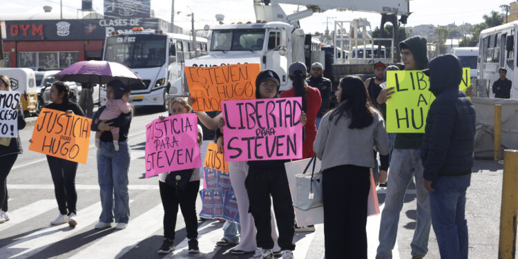 Bloquean vialidad en Totimehuacán; familiares de Hugo N. y Steven N. exigen su liberación