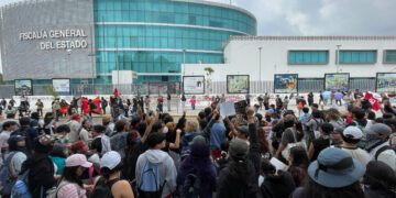 Marcha del 2 de octubre llega a la Fiscalía de Puebla; se reportan actos de protesta