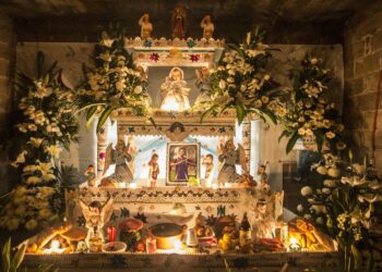 Entre flores, veladoras y recuerdos, familias mexicanas preparan sus ofrendas para recibir a sus difuntos