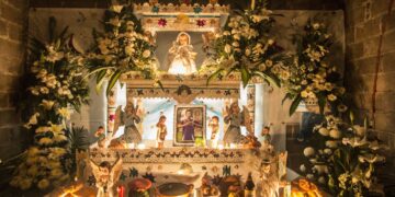 Entre flores, veladoras y recuerdos, familias mexicanas preparan sus ofrendas para recibir a sus difuntos