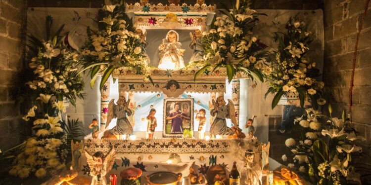 Entre flores, veladoras y recuerdos, familias mexicanas preparan sus ofrendas para recibir a sus difuntos
