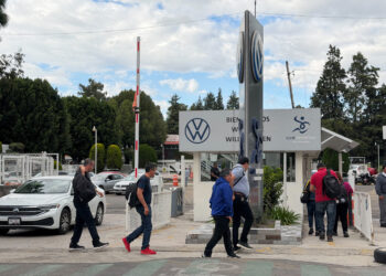 Trabajadores de Volkswagen votan aumento salarial de 8.24%; huelga sigue latente