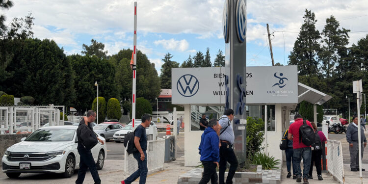 Trabajadores de Volkswagen votan aumento salarial de 8.24%; huelga sigue latente